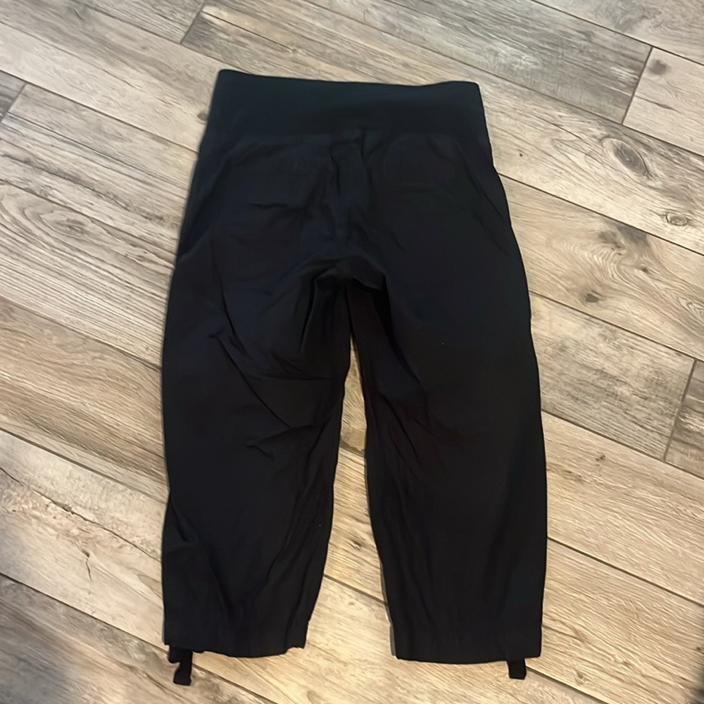 EUC Loft maternity black capri pants, sz 2